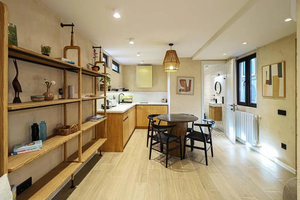 Newly Designed 2Br Apartment In Center-By Wehost Tbilisi Georgië